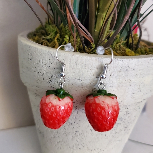 Small Strawberry Earrings - Picture 6 of 8